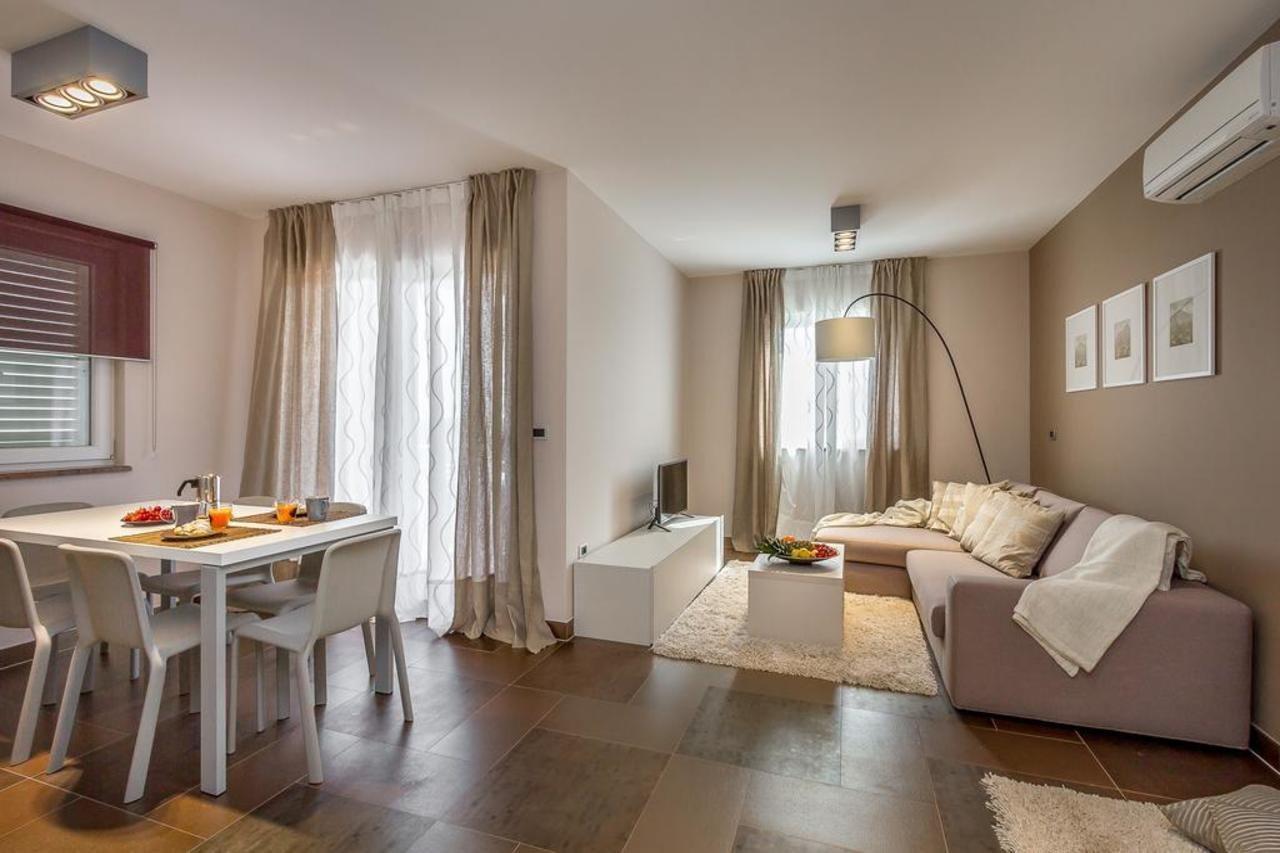 Apartments Stella Ровинско село Екстериор снимка