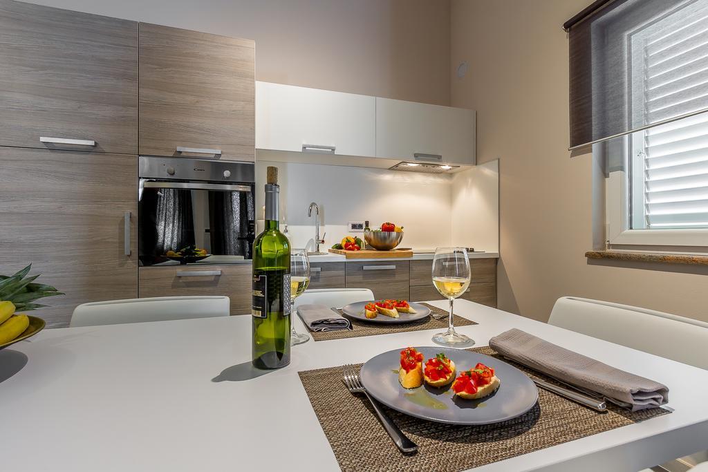 Apartments Stella Ровинско село Стая снимка