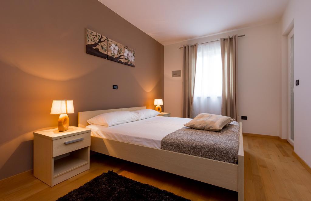 Apartments Stella Ровинско село Стая снимка