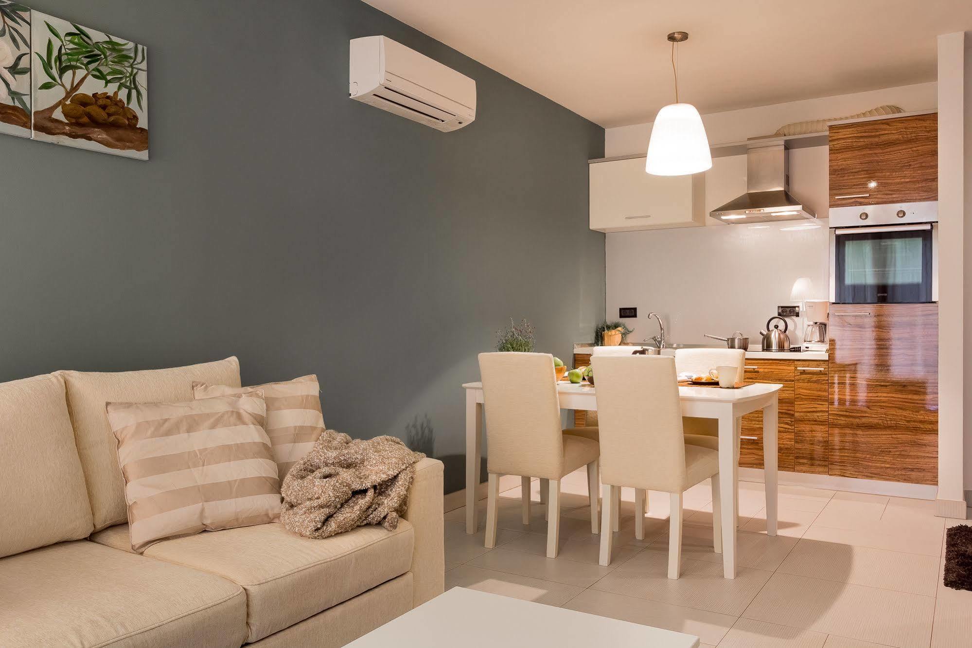 Apartments Stella Ровинско село Екстериор снимка