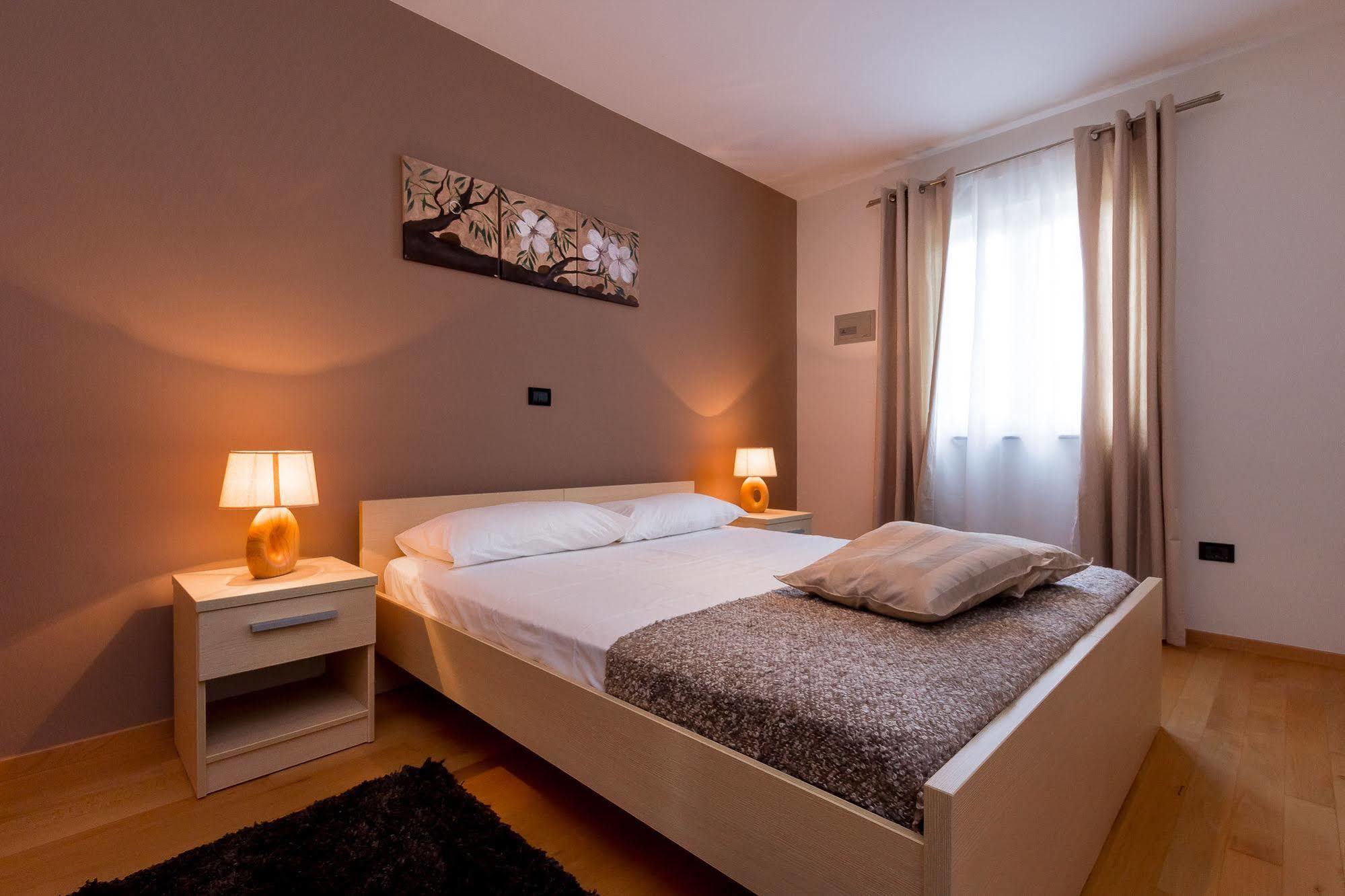 Apartments Stella Ровинско село Екстериор снимка