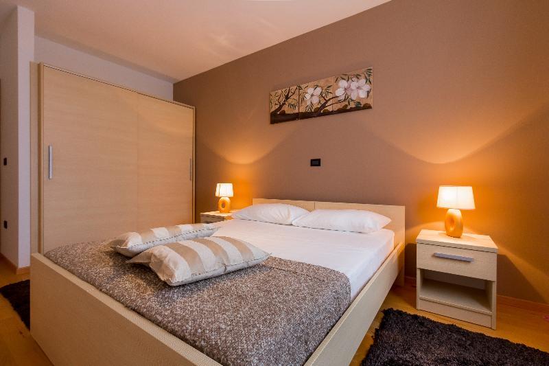 Apartments Stella Ровинско село Екстериор снимка